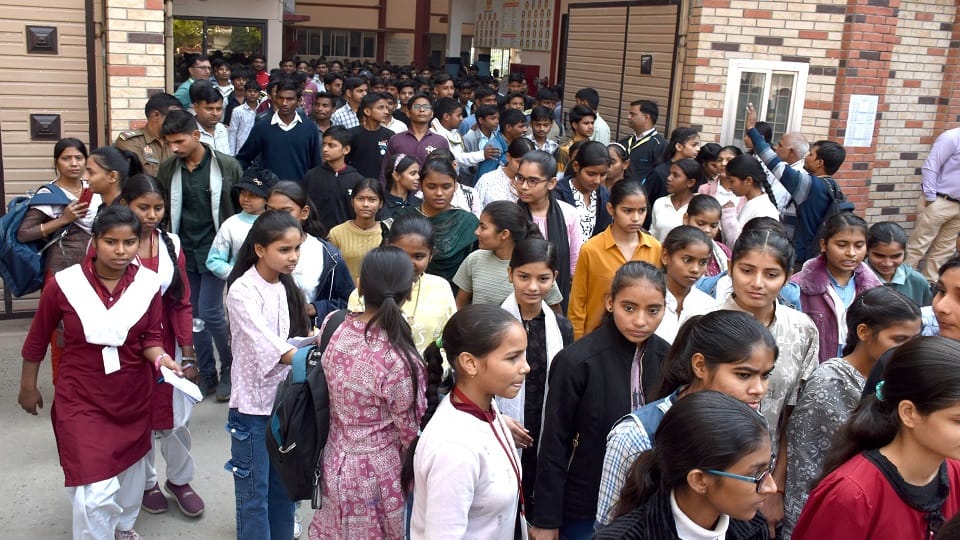 ब्रिलियंट पब्लिक स्कूल में अतुल माहश्वरी छात्रवृत्ति परीक्षा देकर बाहर आते छात्र-छात्राएं
