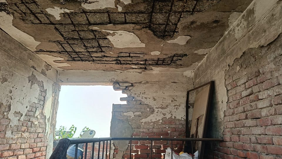 कांशीराम आवास के ऊपरी हिस्से की जर्जर हालत