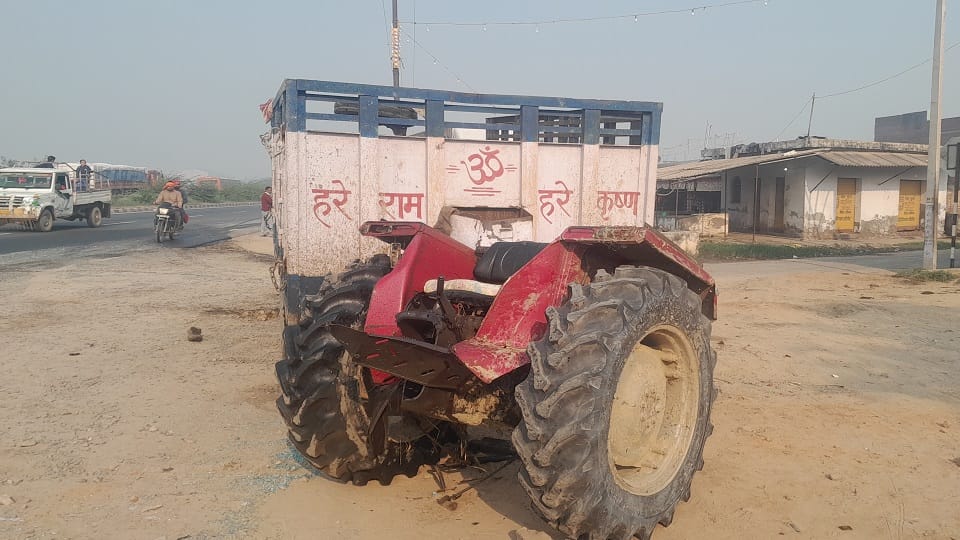 हादसे में क्षतिग्रस्त हुआ ट्रैक्टर