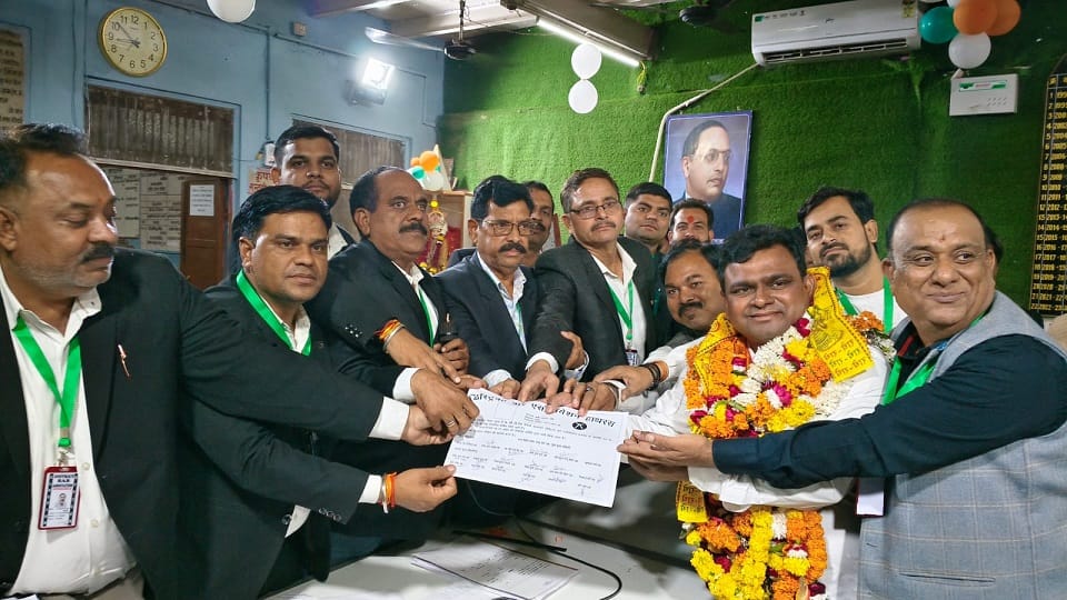 डिस्टि्रक्ट बार के नवनिर्वाचित अध्यक्ष दिनेश बंसल को प्रमाणपत्र देते चुनाव अधिकारी
