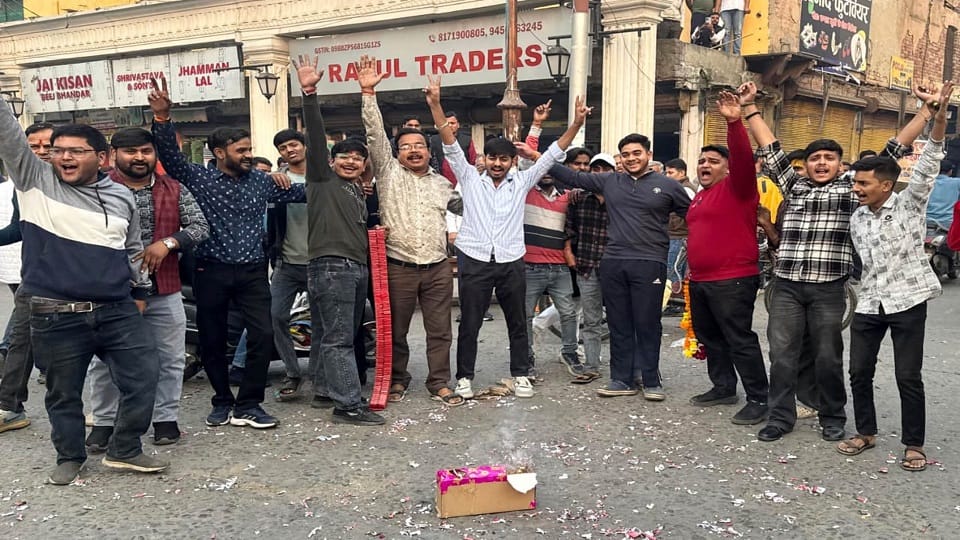 अलीगढ़ में भाजपा की जीत पर जश्न
