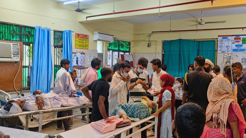 अस्पताल में भर्ती  बुखार के मरीज