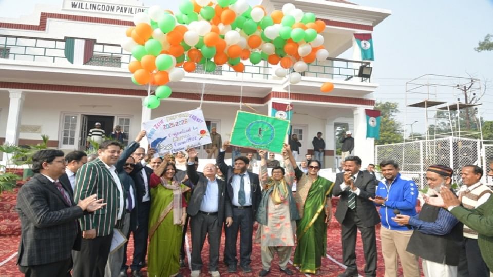 नॉर्थ जोन इंटर यूनिवर्सिटी क्रिकेट टूर्नामेंट का शुभारंभ कुलपति प्रो. नईमा खातून ने गुब्बारे छोड़कर किया