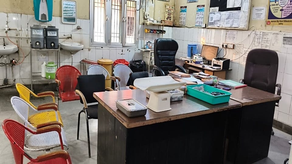 मलखान सिंह जिला अस्पताल में खाली पड़ी इमरजेंसी