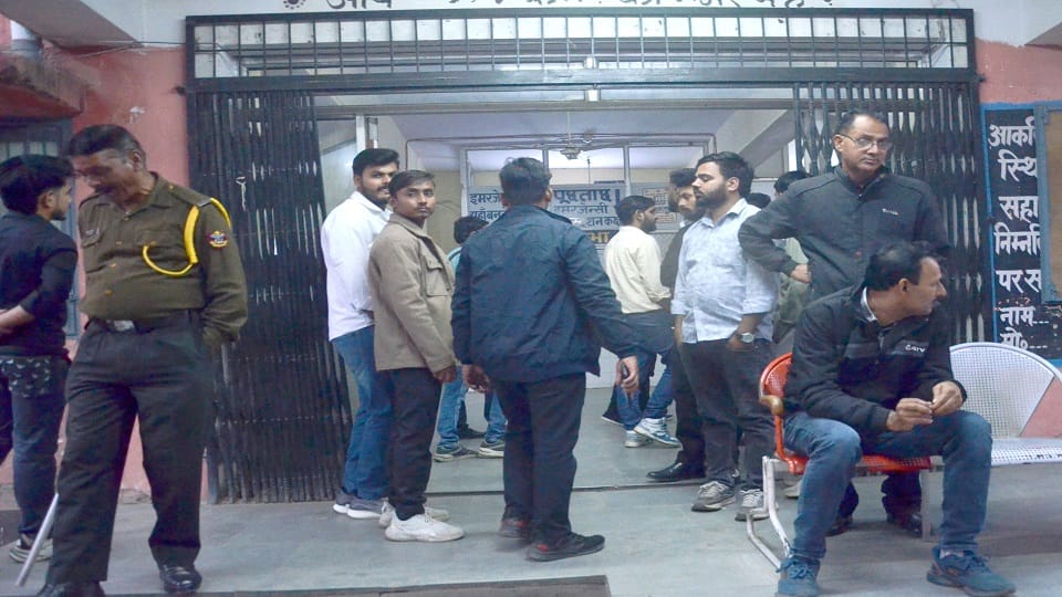 इमरजेंसी में डॉक्टर से फाेन पर अभद्रता होने पर काम बंद कर खड़े डॉक्टर व स्टाफ