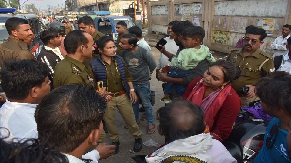 टेंपो से आभूषण चोरी होने के बाद होता हंगामा