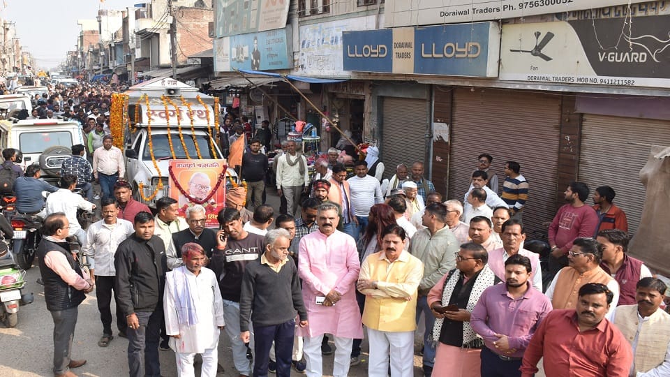 कस्बा छर्रा में निकाली पूर्व विधायक डॉ. राम सिंह की शवयात्रा 