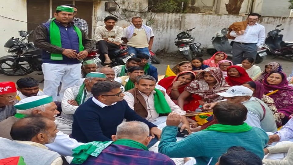 लाल डिग्गी कार्यालय पर स्मार्ट मीटर को लेकर धरना देते किसानों को समझाते अधिकारी
