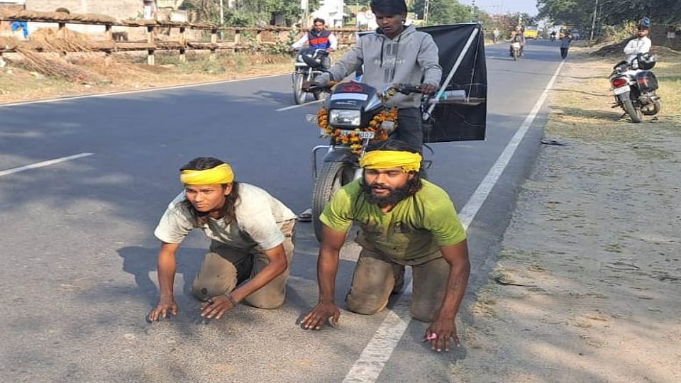 लखनऊ के रहने वाले दो युवक अपने गांव समरत थाना काकोरी से वृंदावन के लिए दंडवत परिक्रमा लगा रहे 
