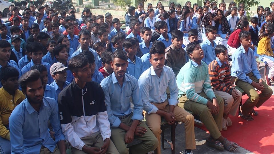 पुलिस की पाठशाला में छात्रा