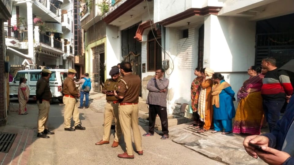 बन्ना देवी स्थित जवाहर नगर में महिला पुलिस कर्मी हेमलता की मौत के बाद घर के बाहर लगी भीड़ व पुलिस कर्मी