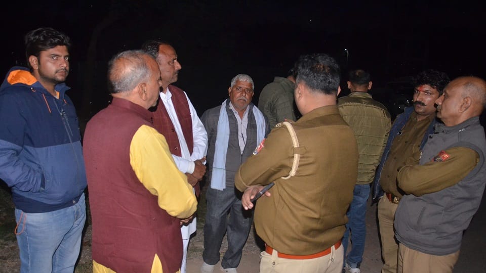 महिला पुलिस कर्मी की मौत के बाद मोर्चरी पर परिवार के लोगों से बातचीत करते पुलिस कर्मी