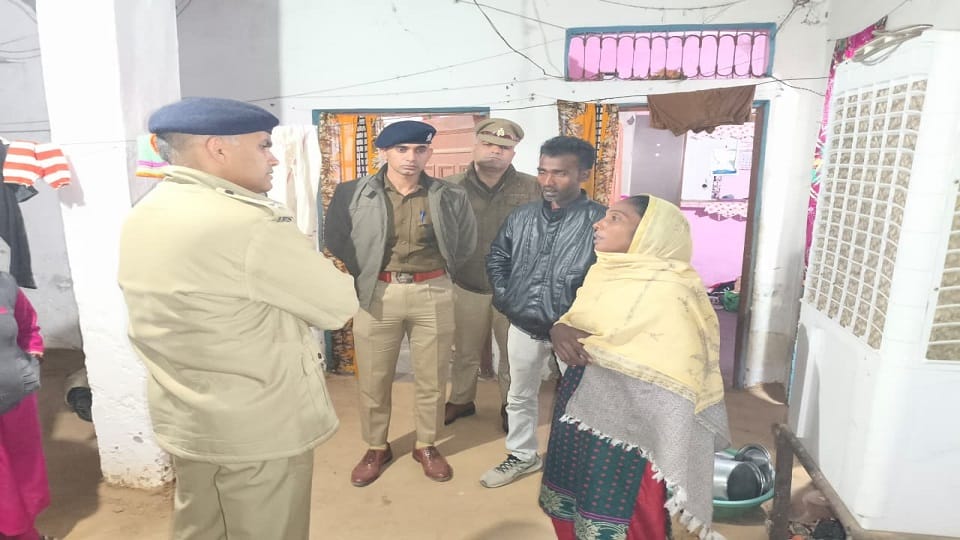 भरतरी में घटना के बारे में जानकारी लेते एस एस पी नीरज जादौन