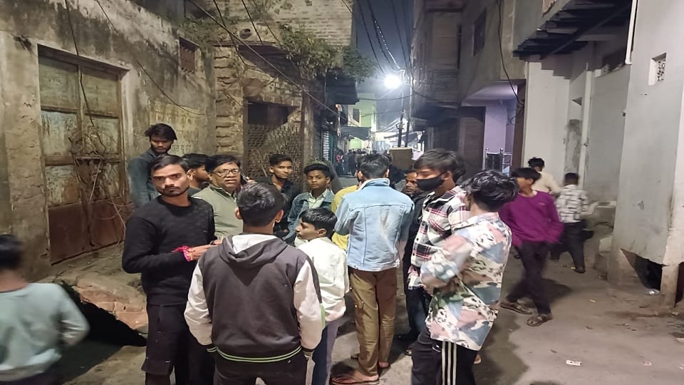 जयगंज सराय में गोली चलने के बाद लगी भीड़