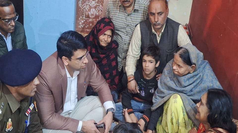 रिजनों ने बात करते डीएम अतुल वत्स, एसपी  चिरंजीवनाथ सिन्हा