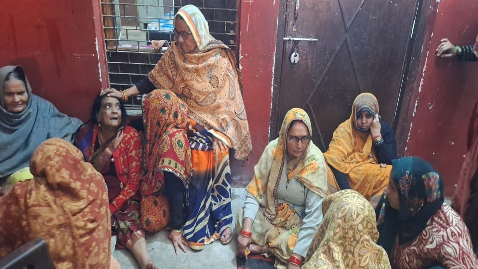 अध्यापक की मौत पर विलाप करतीं परिवार की  महिलाएं