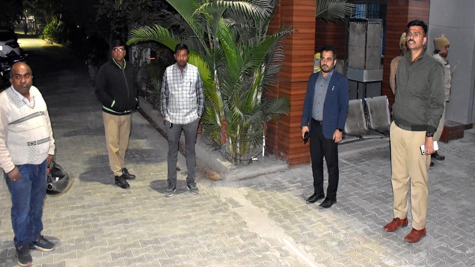 पीएसी मॉल के सामने गंगा स्पा सेन्टर में अधिकारियों के छापे के दौरान मौजूद एसीएम ,सीओं