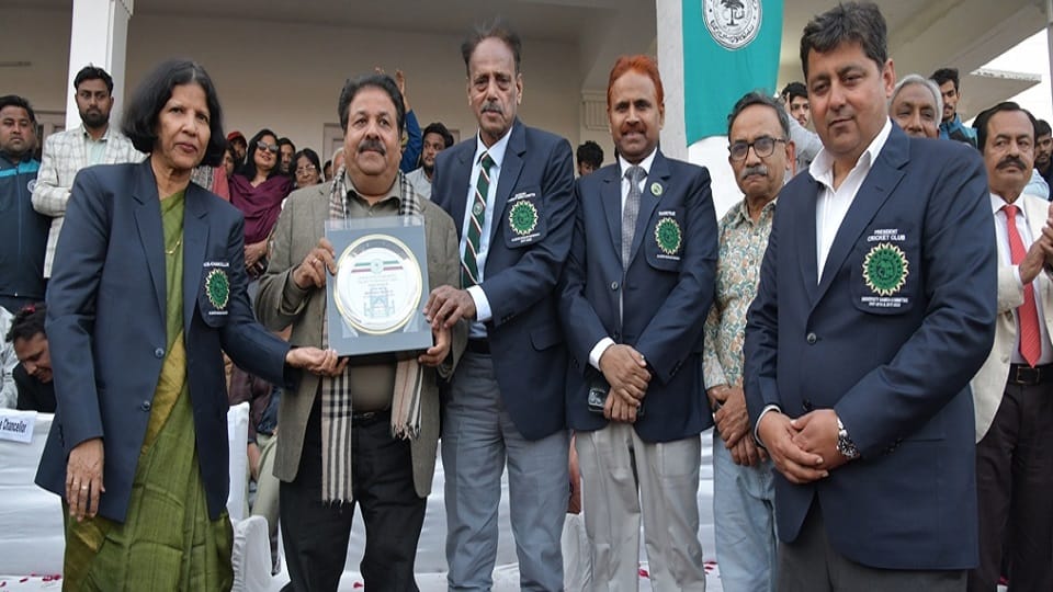 राजीव शुक्ला को प्रतीक चिन्ह देती एएमयू वीसी प्रो नईमा खातून