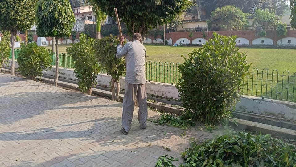 कलेक्ट्रेट में होने वाली बैठक को ध्यान में रखते हुए तैयारी करने में जुटा है स्टाफ