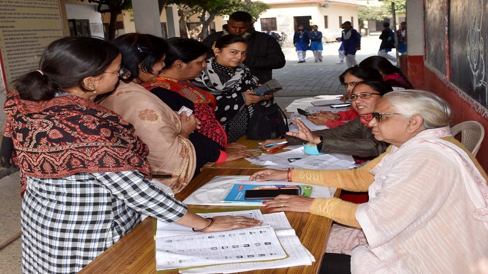 नौरंगाबाद स्थित डीएवी इंटर कॉलेज में लगे एसआईआर कैम्प में लिस्ट में नाम देखती महिलाएं व मौजूद बीएलओ