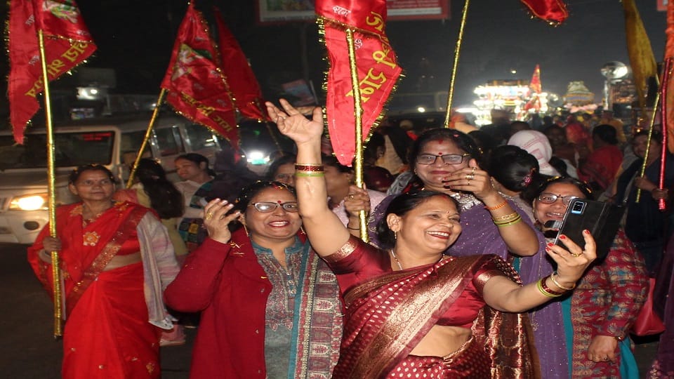 लीगढ़ रोड स्थित नवग्रह मंदिर से निकाली गई राम बरात में शामिल महिलाएं