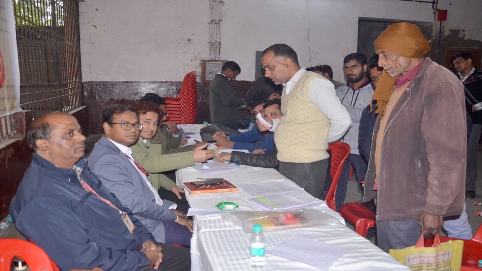 दीवानी कचहरी में जिला विधिक सेवा प्राधिकरण द्वारा राष्ट्रीय लोक अदालत में लोगो की समस्या सुनते अधिकारी
