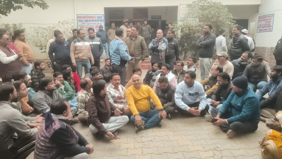 थाने में धरना देते व्यापारी