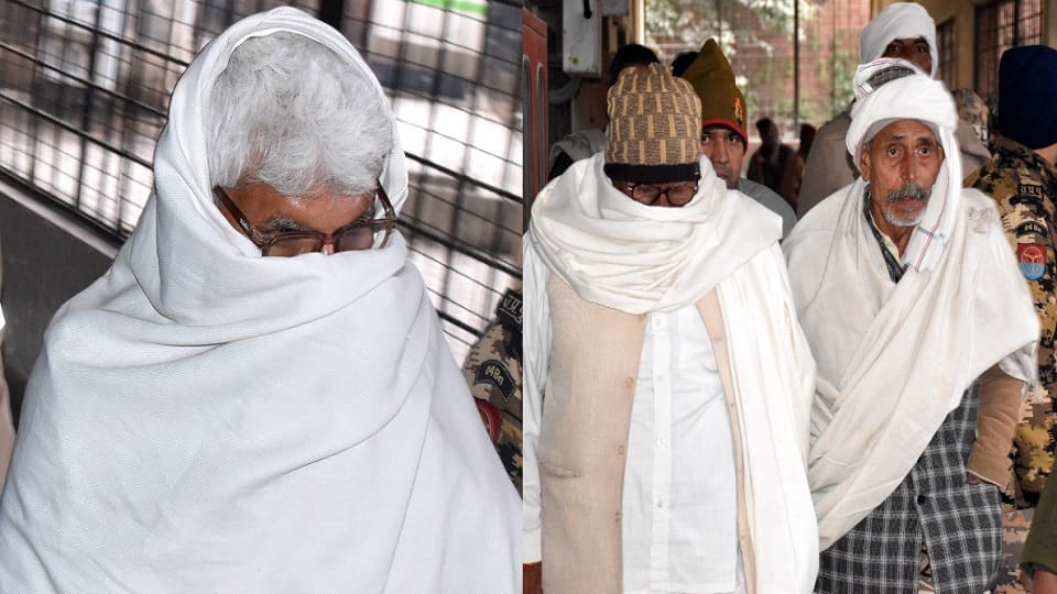 सजा होने के बाद जेल जाते दोषी