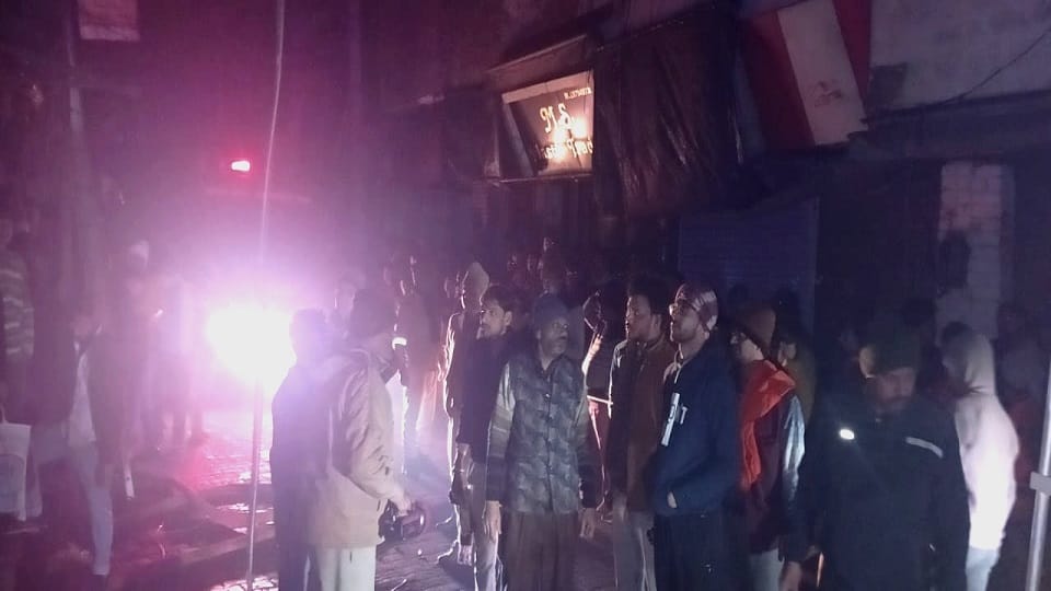 आग के दौरान मौजूद कस्बा के रहने वाले लोग