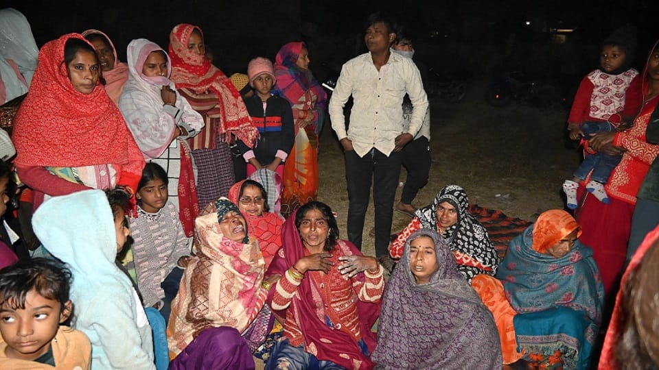 बन्ना देवी क्षेत्र में युवती की मौत के बाद विलाप करते परिवार के लोग