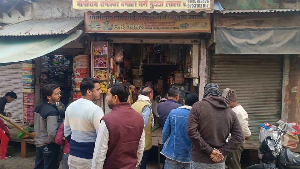 दुकान में चोरी के बाद एकत्र लोग