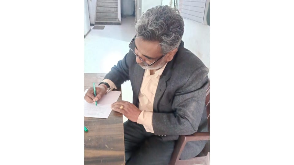 शिकायत करते क्षेत्रीय उच्च शिक्षा अधिकारी जीएस मोदी 