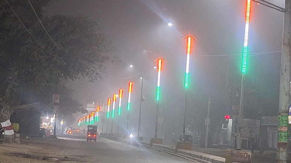 नए साल से पहले जीटी रोड पर खंभों पर लगाई गई तिरंगा लाइट