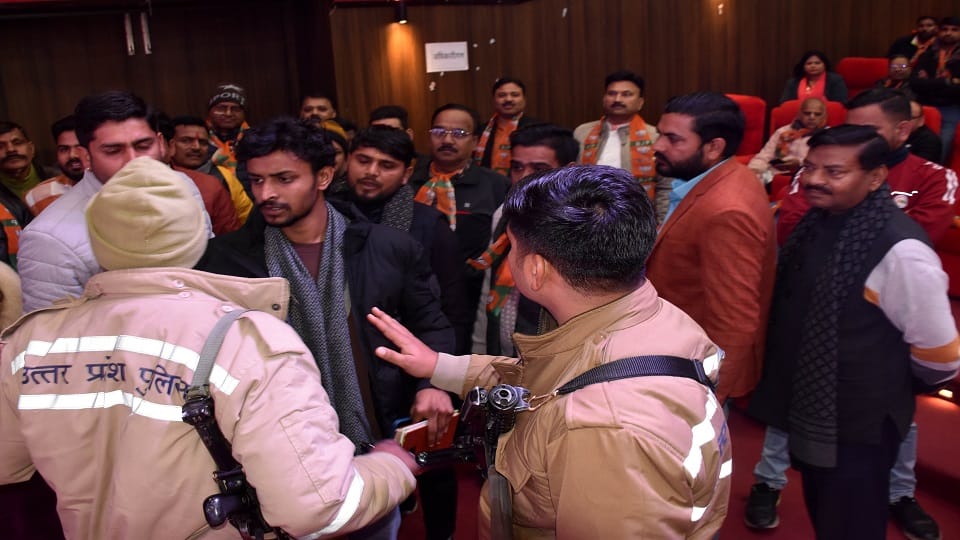 कल्याण सिंह हैबिटेट सेंटर पर भाजपा द्वारा पूर्व प्रधानमंत्री अटल बिहारी वाजपेयी के जन्मशताब्दी पर कार्यक्रम में मंच पर कार्यकर्ता को जाने से रोकते महानगर अध्यक्ष के सुरक्षाकर्मी
