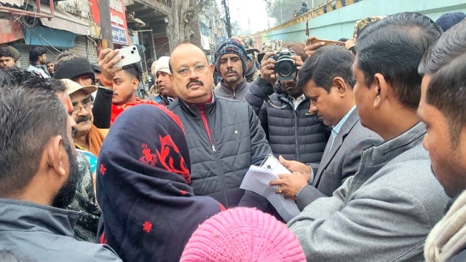 मीनाक्षी पुल के नीचे रमा देवी धर्मशाला को खाली कराने पहुची नगर निगम की टीम से नोकझोक करते राजेंद्र कुमार सिंह