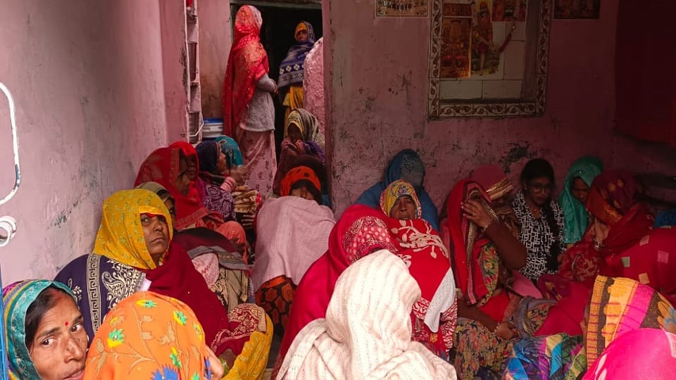 शव के इंतजार में परिजन