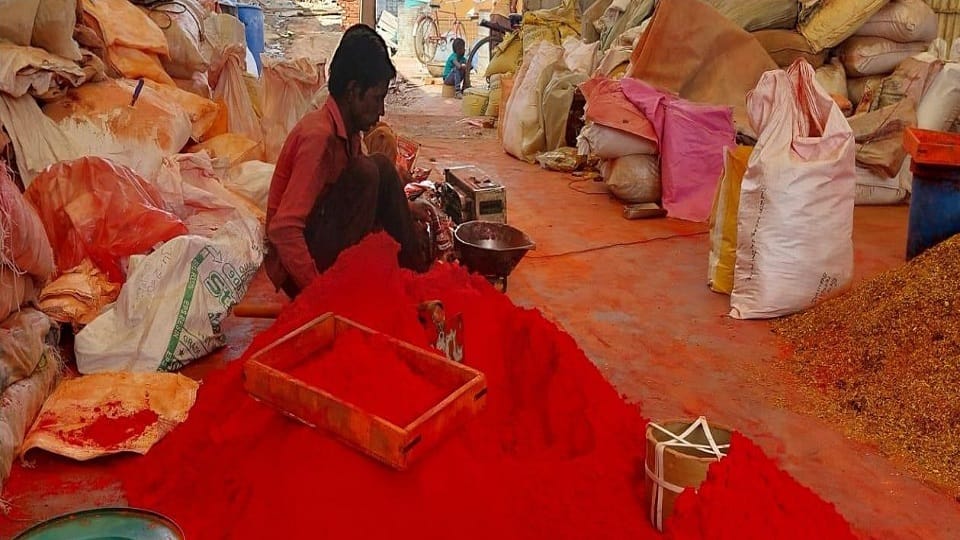 हाथरस की फैक्टरी में तैयार होती रोली