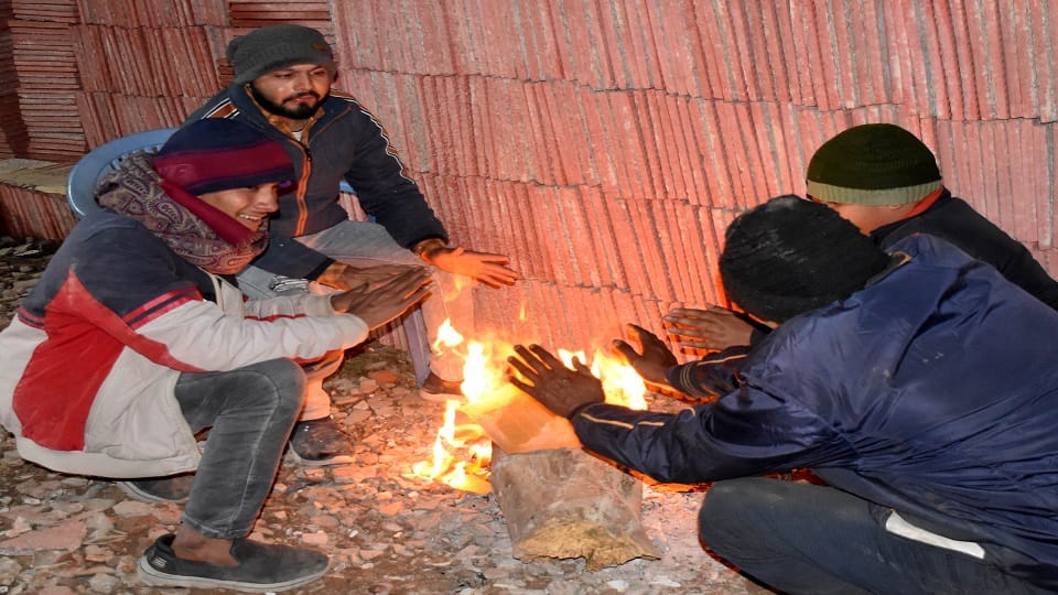 अलाव तापते लोग