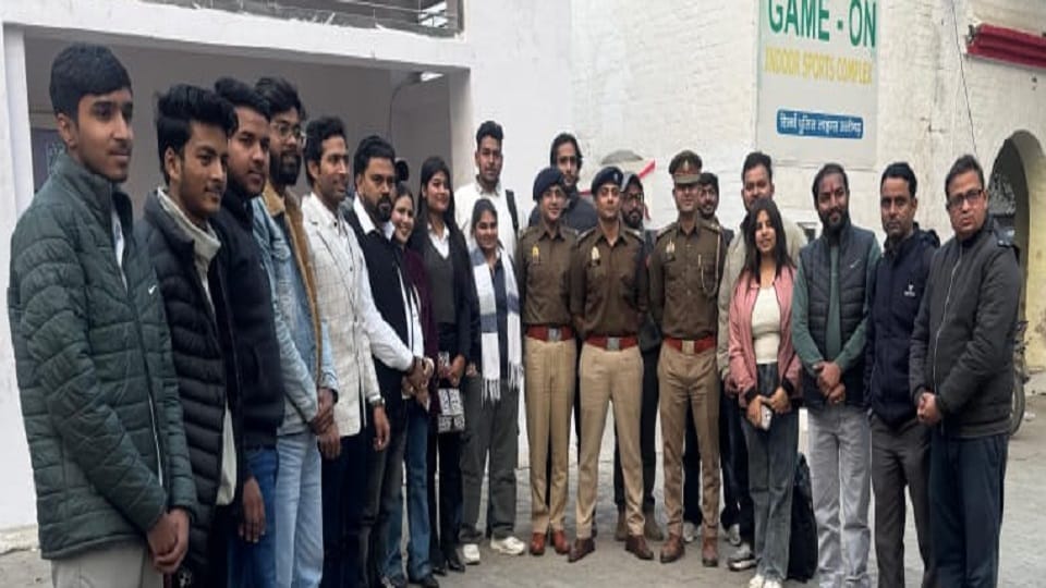 सोशल मीडिया इन्फ्लूएंसर्स के साथ एसपी साइबर क्राइम अमृत जैन