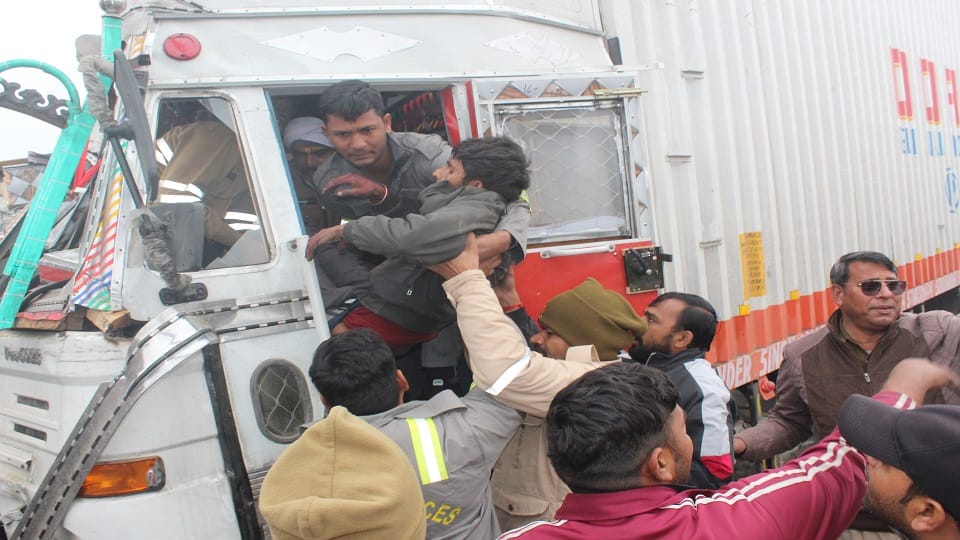 पुलिस व राहगीरों के सहयोग से सवा  घंटे बाद घायल ट्रक ड्राइवर को अस्पताल ले जाते पुलिस कर्मी 