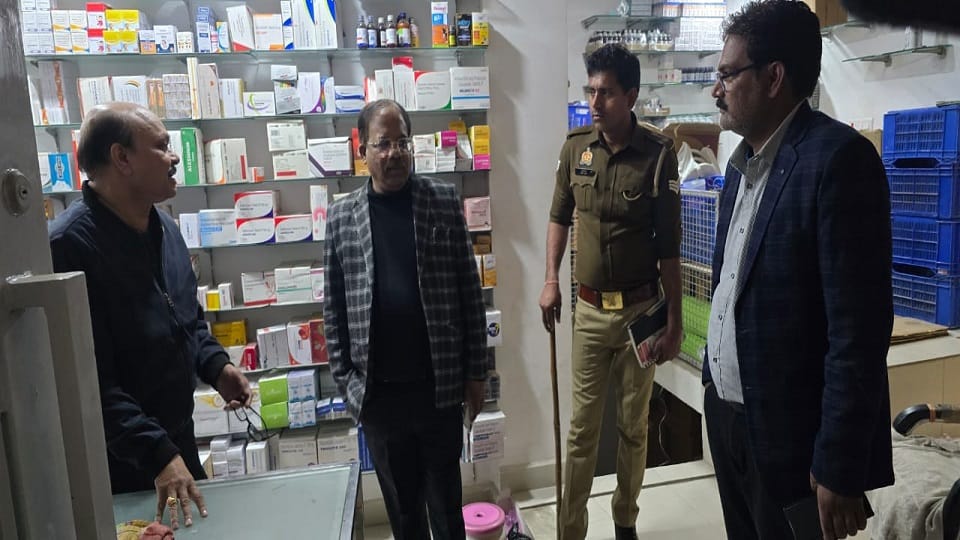 मेडिकल स्टोर पर जांच करते अधिकारी