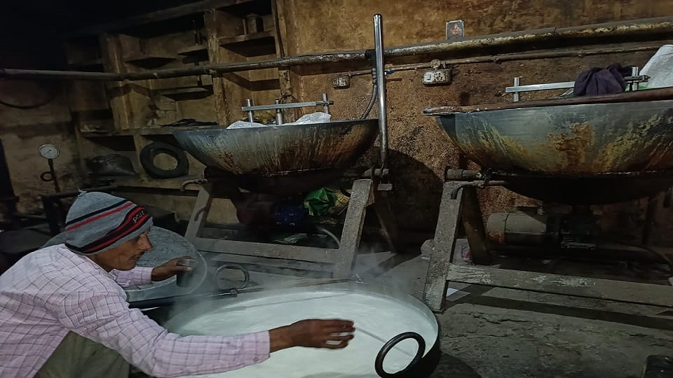 कस्बा मेंडू में के एक कारखाने में तैयार की जाती रबड़ी