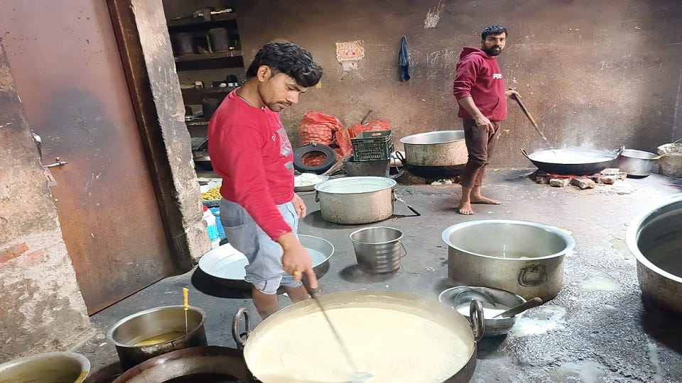 कस्बा मेंडू के एक कारखाने में तैयार की जाती रबड़ी