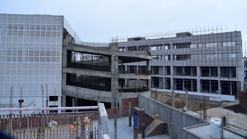 अलीगढ़ के बारहद्वारी चौराहे पर बन रहे मल्टीलेवल कार पार्किंग और शॉपिंग कॉम्प्लेक्स 