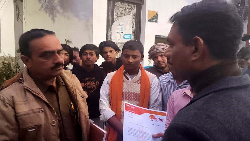 थाना सासनी गेट में इंस्पेक्टर को ज्ञापन देते करणी सेना के पदाधिकारी