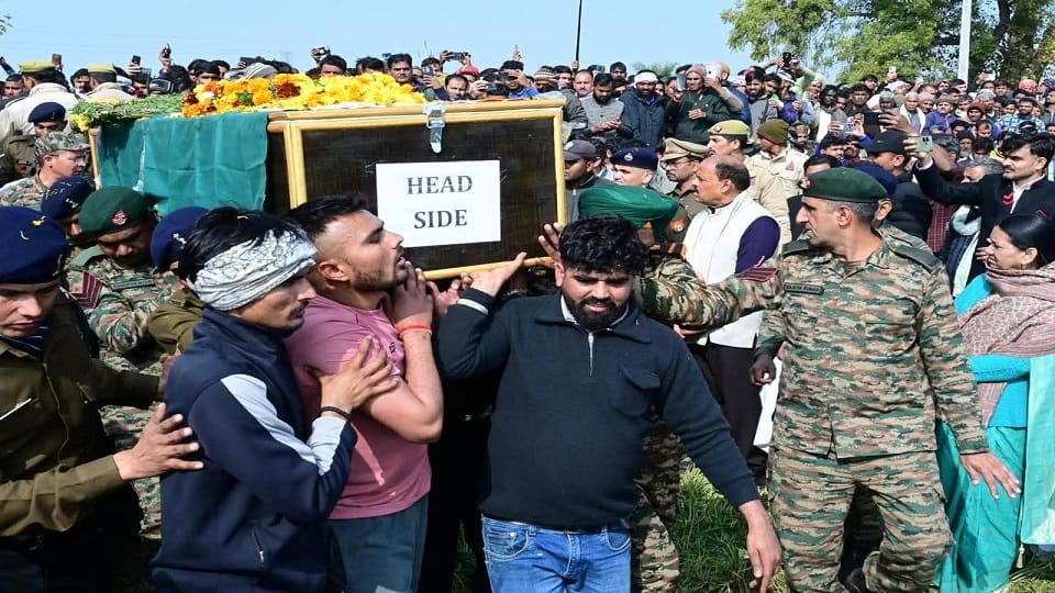 शहीद को कांधा देता छोटा भाई 