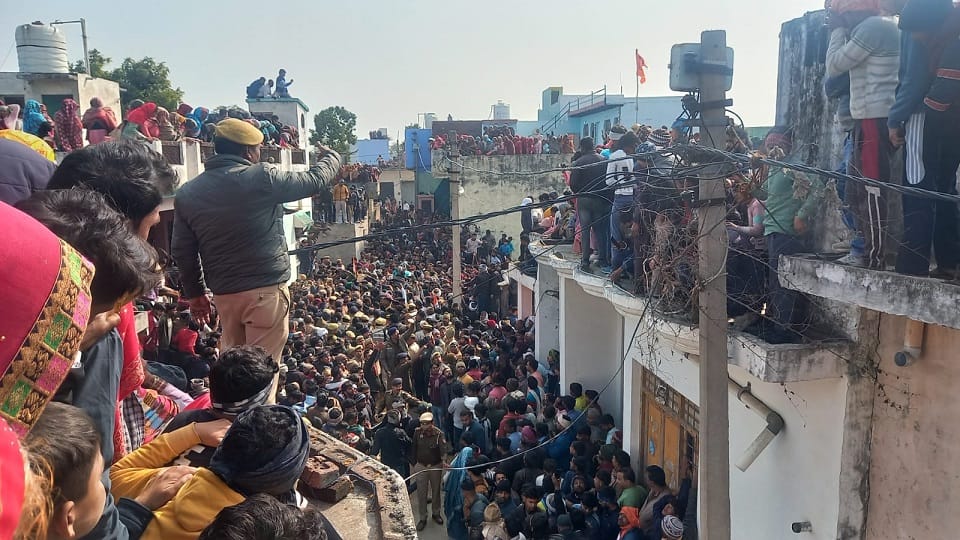 शहीद माेनू चौधरी के अंतिम दर्शन करते लोग