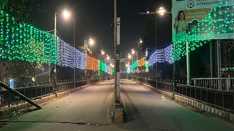 कठपुला पुल पर गणतंत्र दिवस पर लगाई गई तिरंगा लाइट