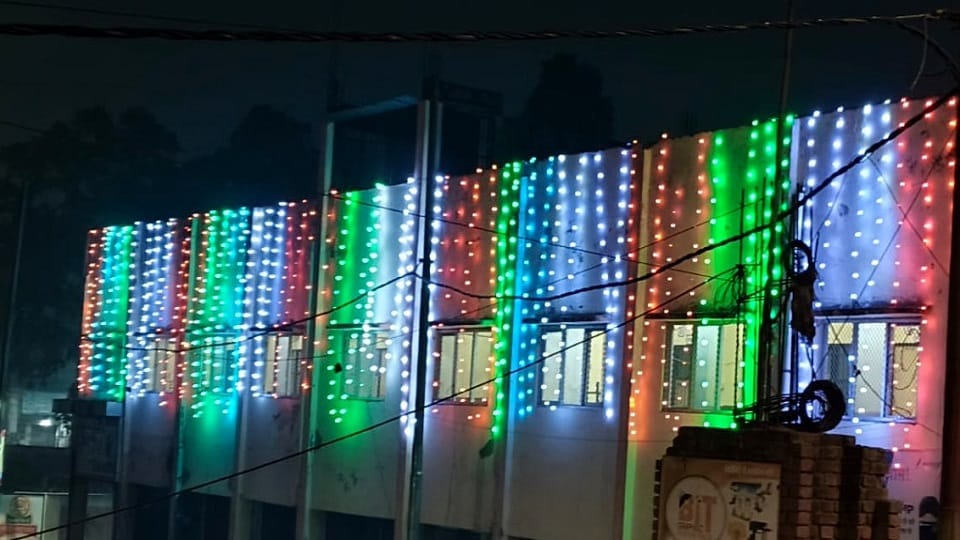 गणतंत्र दिवस की पूर्व संध्या पर सजाया गया नगर पालिका कार्यालय