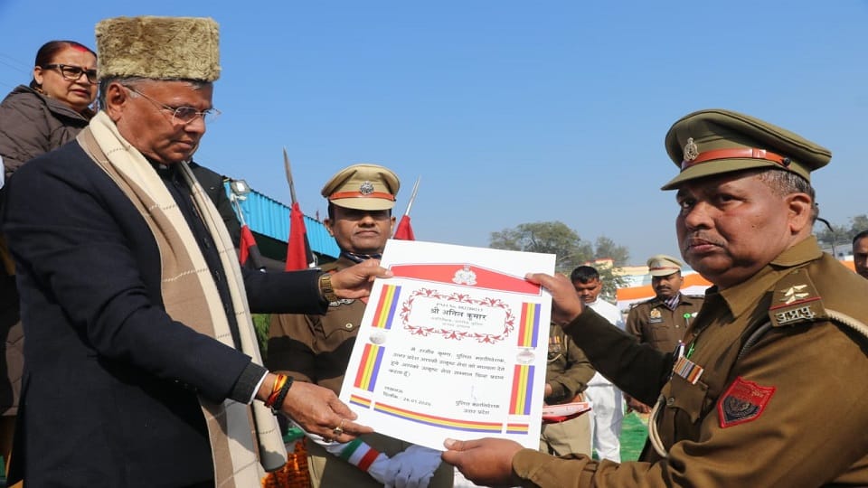 पुलिसकर्मी सम्मानित